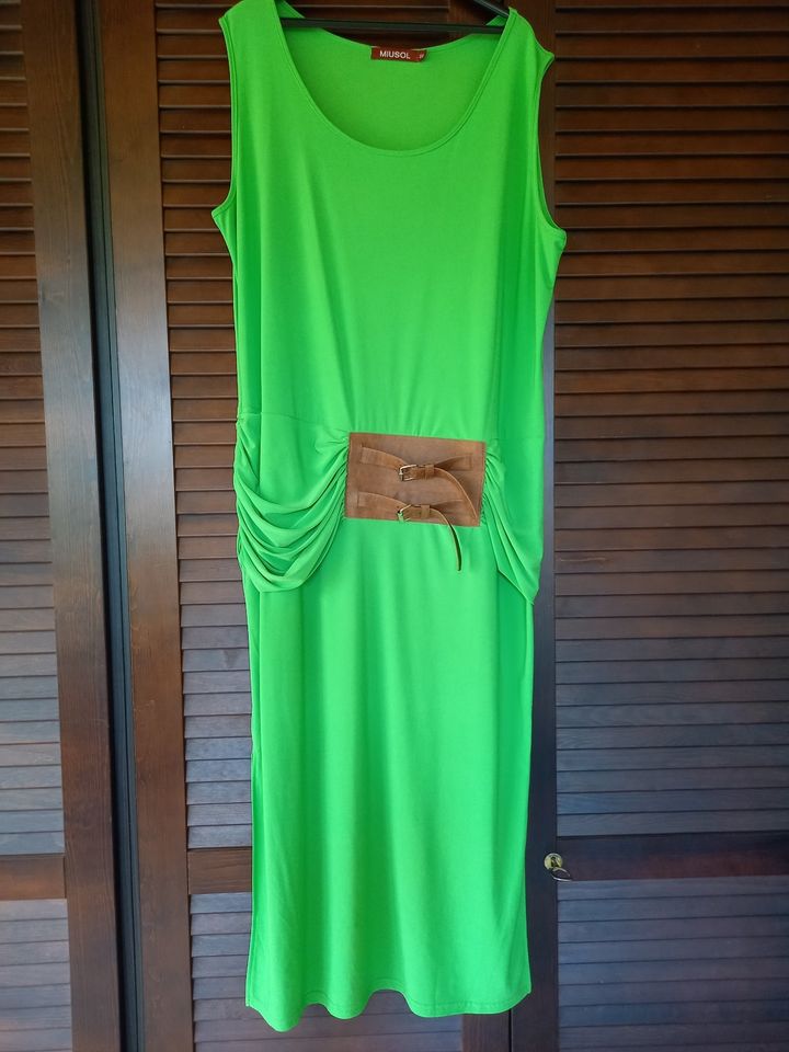 Damenkleid Sommer 2XL lang grün mit Gürtel Miusol in Denzlingen