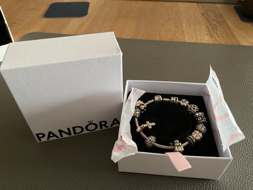 Pandora Armband mit 13 Charms in Bochum