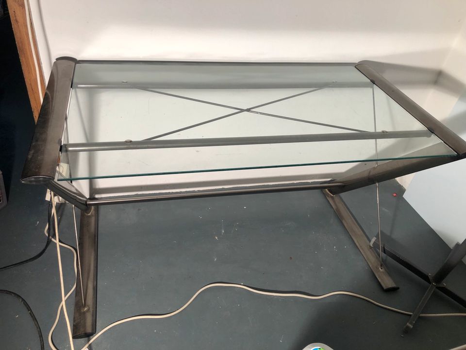 Glastisch Schreibtisch Bürotisch mit Glasplatte 136 x 72 cm in Bergisch Gladbach