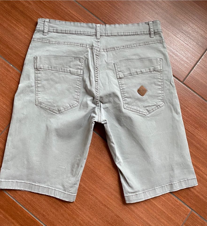 RE-GEN Shorts Hose Jeans Gr. L in Rastede