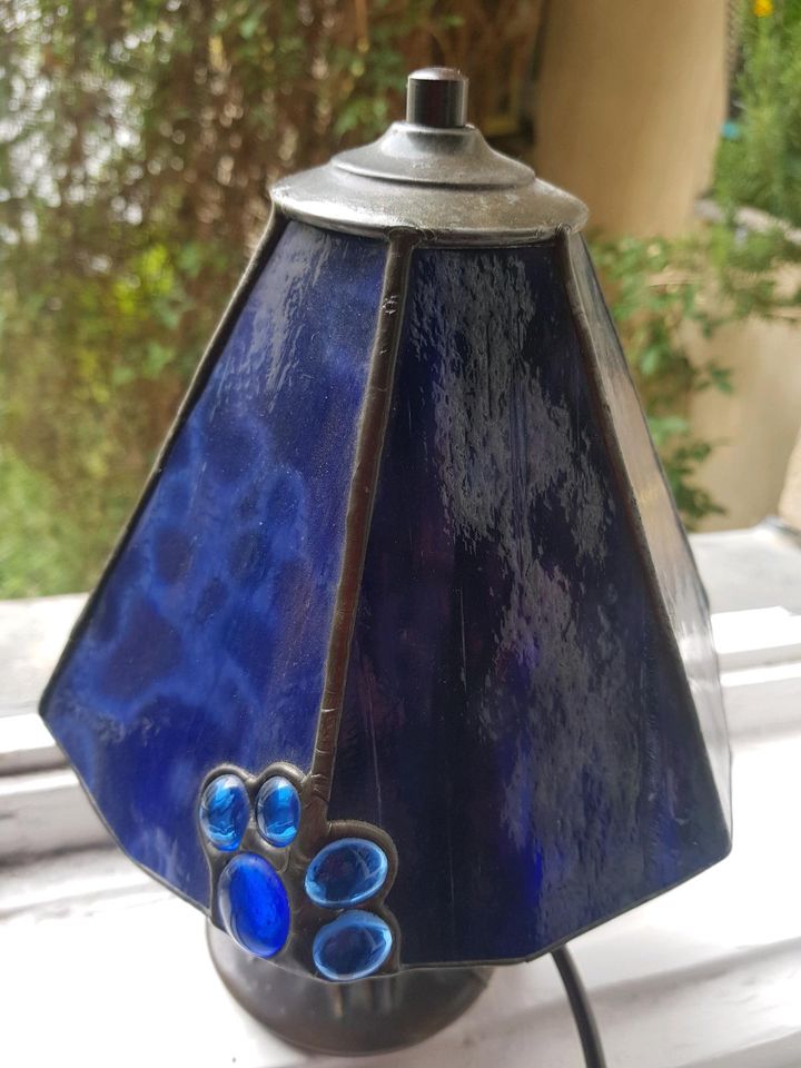 Kleine handgefertigte Tischlampe mit blauem Glas in Berlin