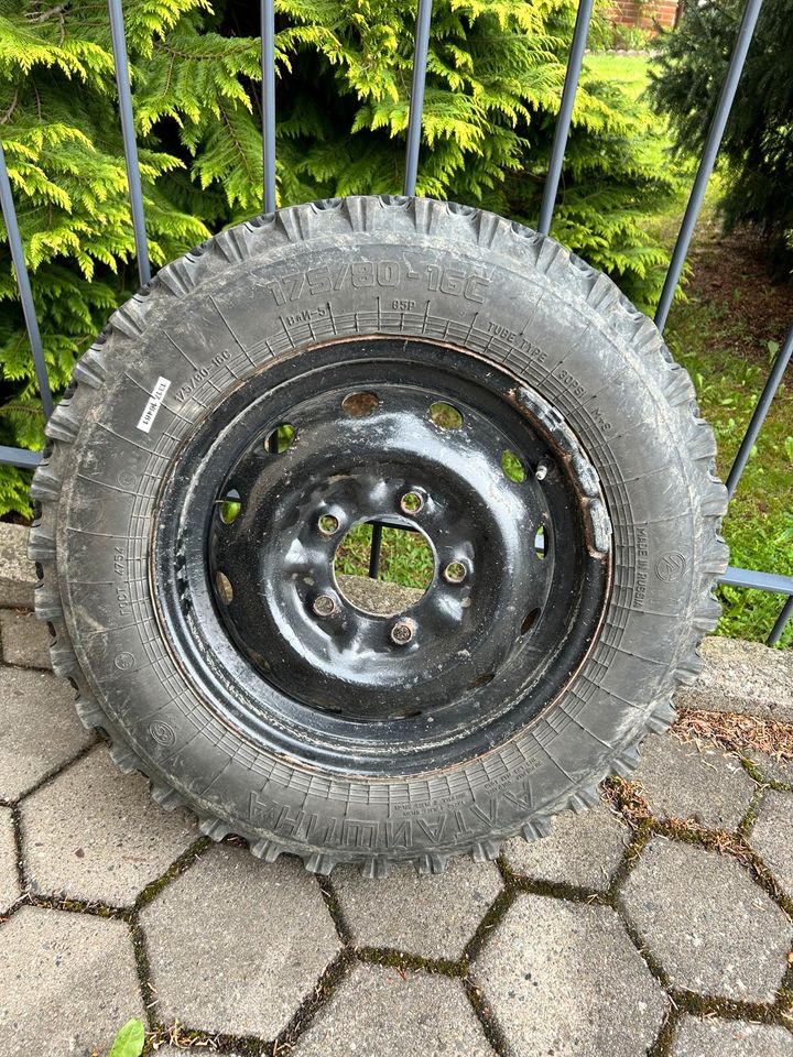 Kompletträder Lada Niva 16“ in Gefrees