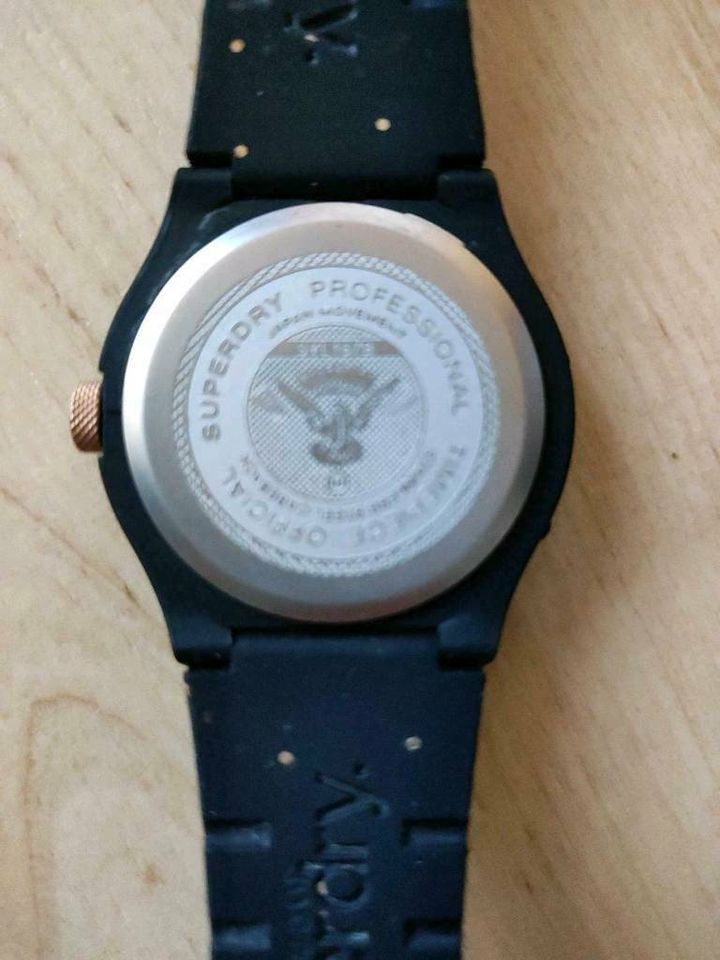Sportliche Armbanduhr von Superdry in Erding