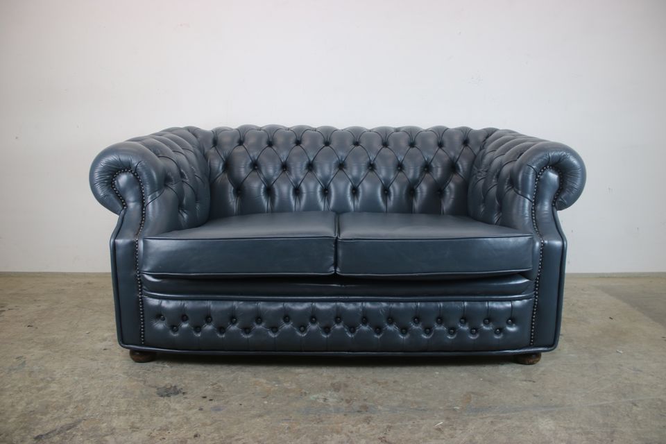 Englische Chesterfield Club Sofa Echt Leder Dunkel Blau Couch in Berlin