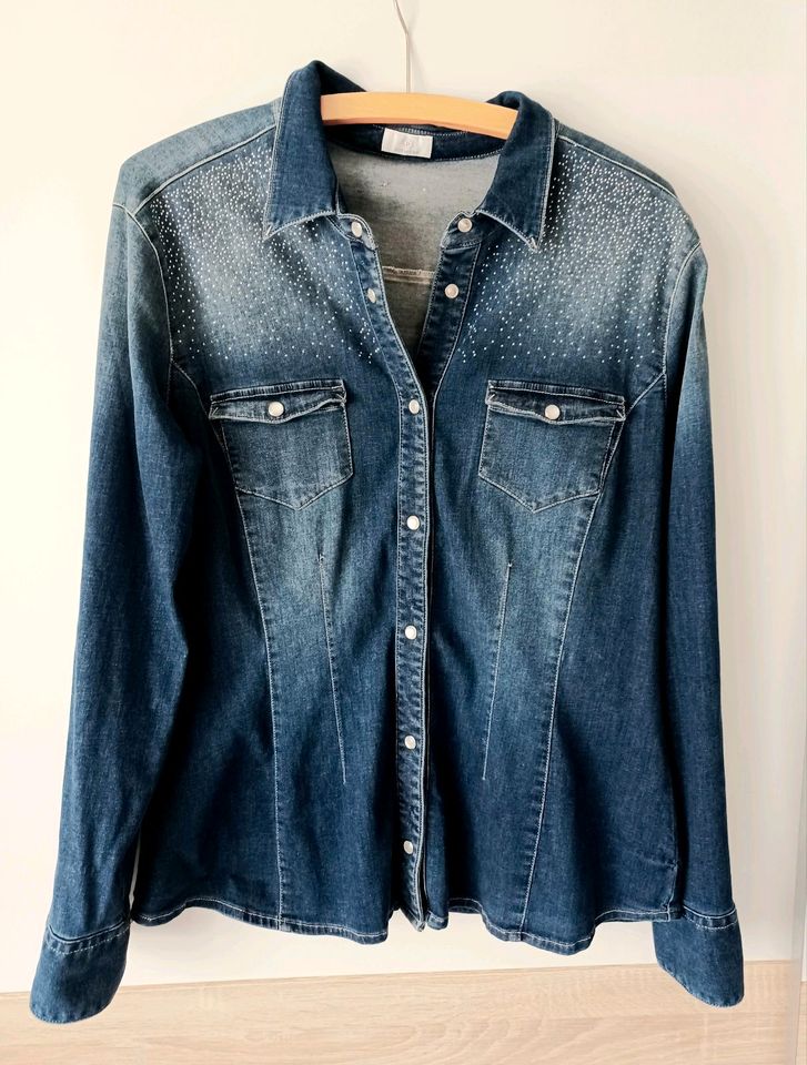 Hingucker Jeansbluse/dünne Jeansjacke von Dismero mit Strass in Spiesen-Elversberg