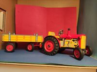 Zetor Modell Traktor rot - Kunststofffelgen - mit Anhänger Niedersachsen - Schortens Vorschau