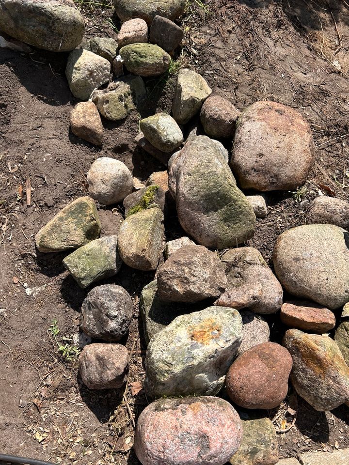 Naturgartensteine für den Teich oder Wall in Fockbek