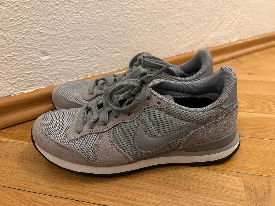 Neuwertige Sneaker von Nike Gr. 37,5 in München