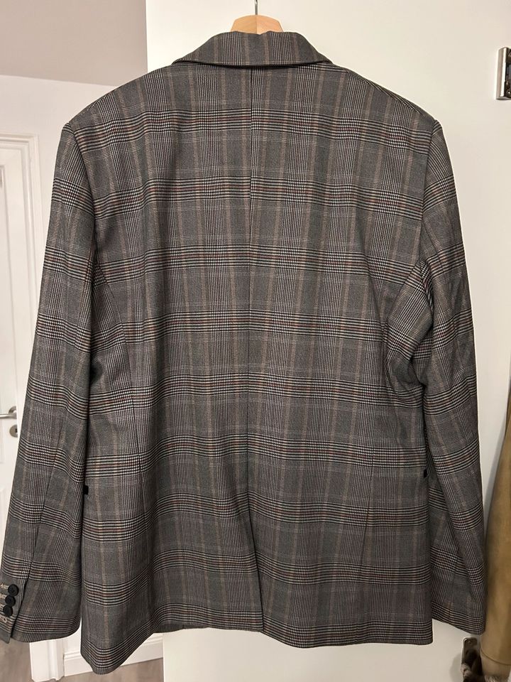 Anzug von Guess bestehend aus Jacket und Hose, wie NEU und TOP in Kelkheim