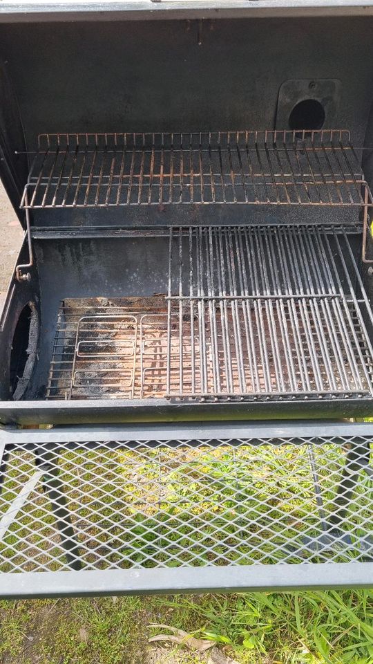 Smoker Grill mit zwei separaten Grillflächen in Kitzingen