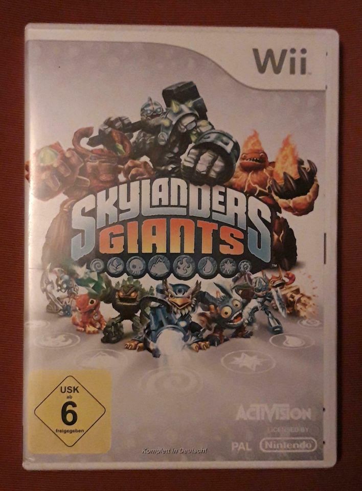 Wii-Spiel Skylanders "Giants" mit Portal und 17 Figuren in Berlin