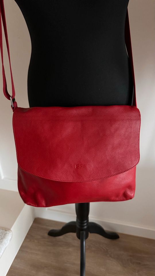 Top schöne BREE Tasche Umhängetasche LEDER rot Überschlagtasche in Bad Krozingen