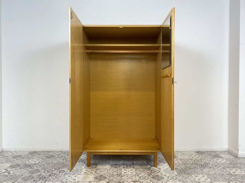 WMK Stilvoller & sehr gut erhaltener Mid-Century Kleiderschrank , ein Original von VEB Hellerau , Typ 794/1b aus 1967 # Schrank Wäscheschrank Wardrobe Schlafzimmerschrank Garderobe Vintage Retro DDR in Berlin