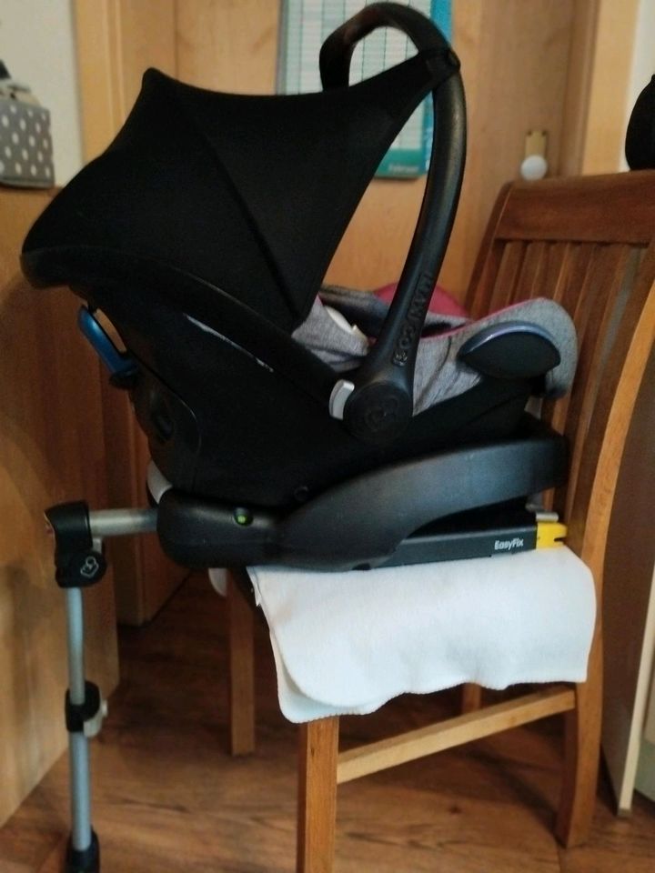 Maxi Cosi mit Isofix Station EasyFix in Oelsnitz / Vogtland