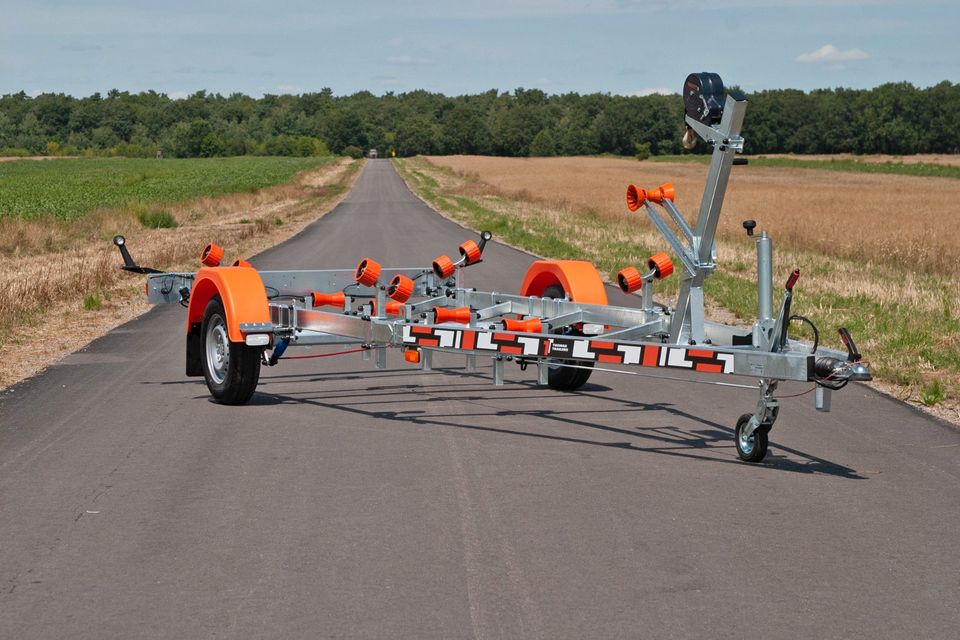 Bootstrailer 1800Kg für Boote bis 7 m Länge / NEUWARE in Lübben