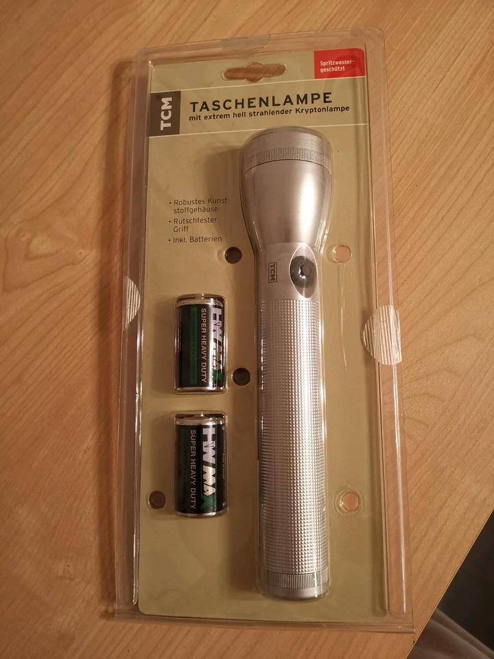 neue Tchibo Taschenlampe, silber, ca. 20 cm lg, mit 2 Batterien in Mosbach