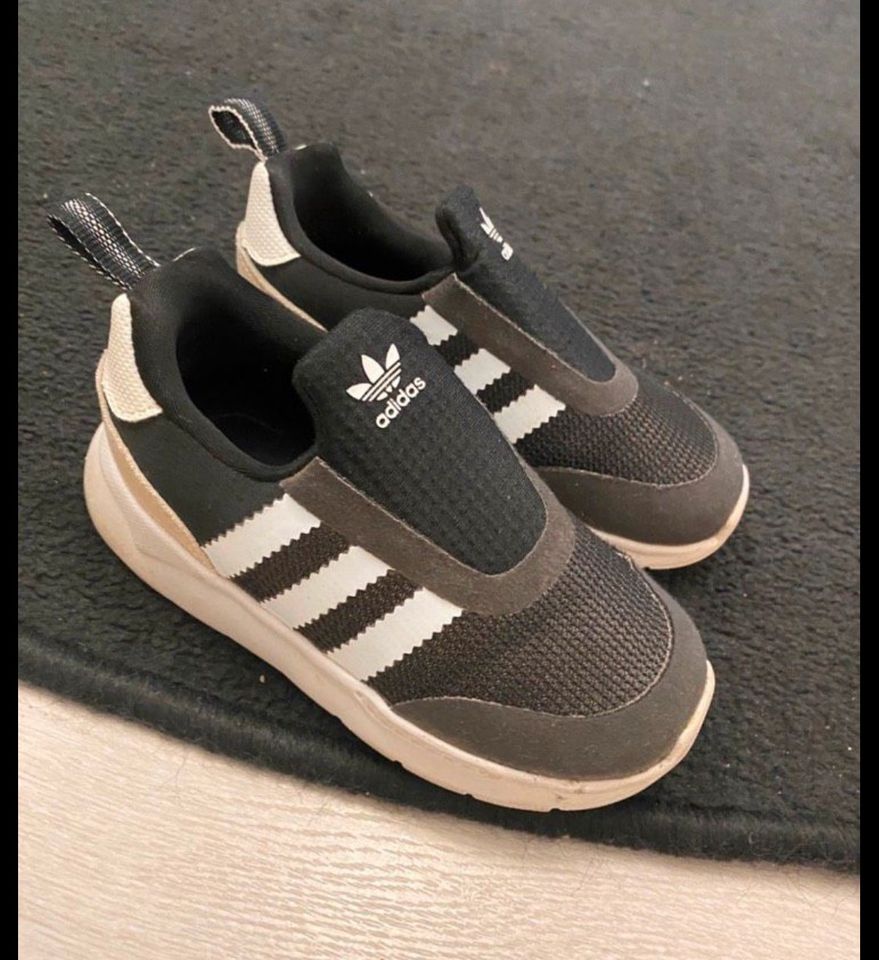 Adidas sneaker schuhe leichte schuhe 24 wie neu laufschuhe in Köln