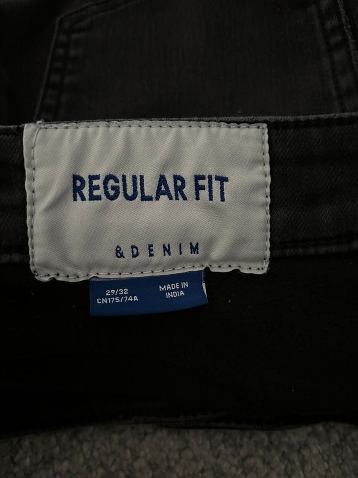 Schwarze Jeans Herren Regular Fit Größe 29/32 in München