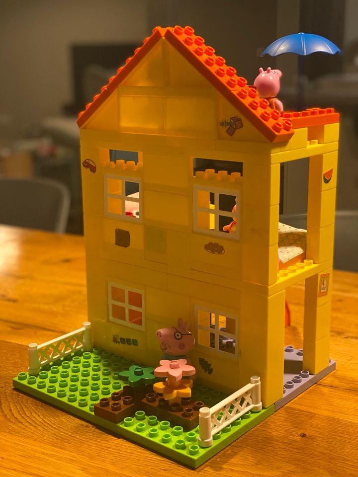 Peppa Wutz Haus zum zusammenbauen+Peppa Kuscheltier in Hamburg