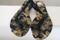 Zehensandalen von Diesel, Sandalen, Blumenmuster, Gr. 38/39 Nordrhein-Westfalen - Bedburg-Hau Vorschau