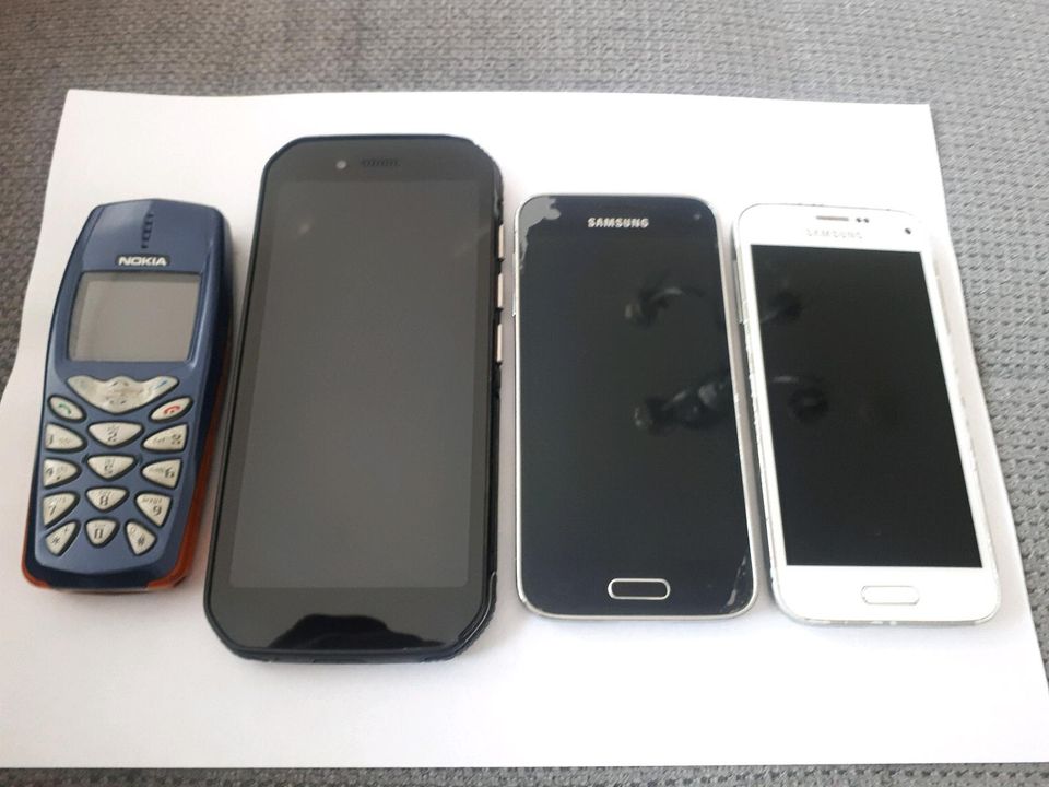 Top Smartphone Handy - 1x CAT s42 - 2x Galaxy s5 - 1x Nokia 3510i in Duisburg