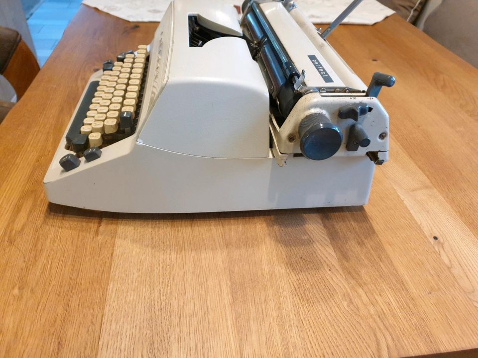 Retro Antike Triumph Schreibmaschine in Vierden
