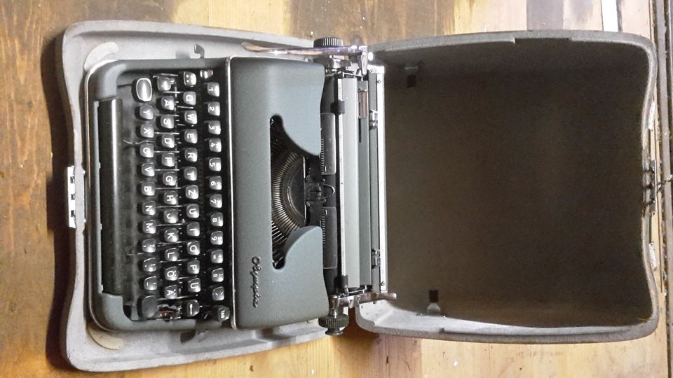 2 x Schreibmaschine Olympia Rarität in Hitzacker
