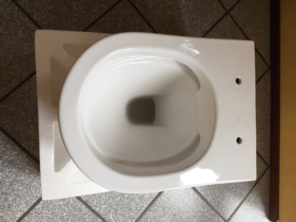 1 kurzes (nur 45 cm nach vorn) Spülrandloses Hänge WC in Aachen