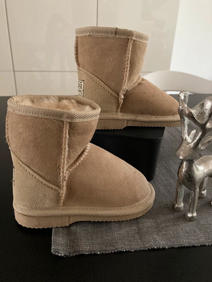 Nagelneue unbenutzte pure Aussie UGG Boots Größe 28 in Fulda