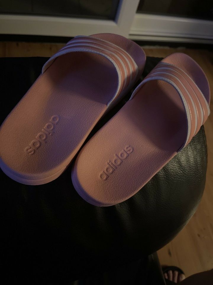 Adidas Badeschuhe in Rosa Größe 5 für Mädchen in Neuberg