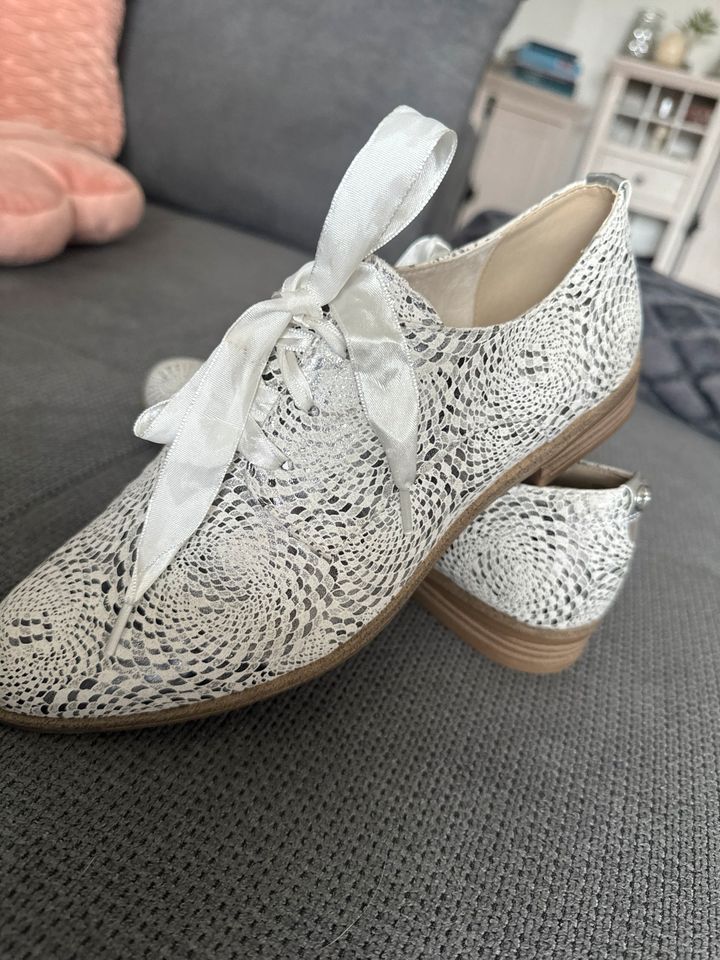 Tamaris Schuhe  Gr 39 weiß/silber in Wernigerode