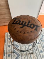 Gitarrenhocker mit Taylor-Logo Nordrhein-Westfalen - Alsdorf Vorschau