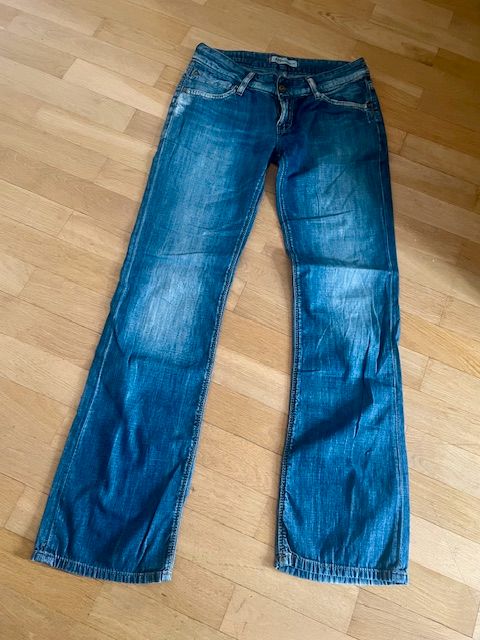LEVI´S Jeans 570 STRAIGHT FIT W28 L32 in Berlin