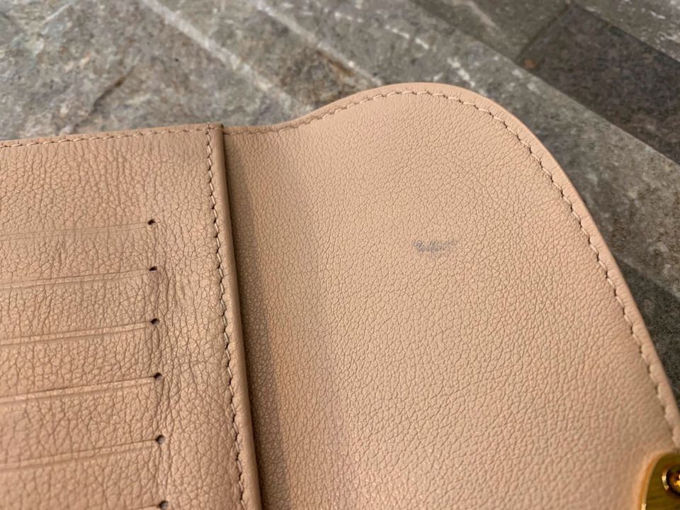 Louis Vuitton Monogram Mahina Leder Amelia Geldbörse in Coquille in Freudenberg