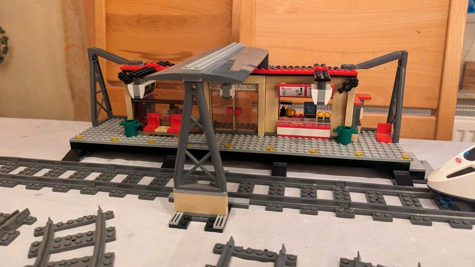 Lego Bahnhof mit Schienen und Zug (60050, 60051) in Ronnenberg