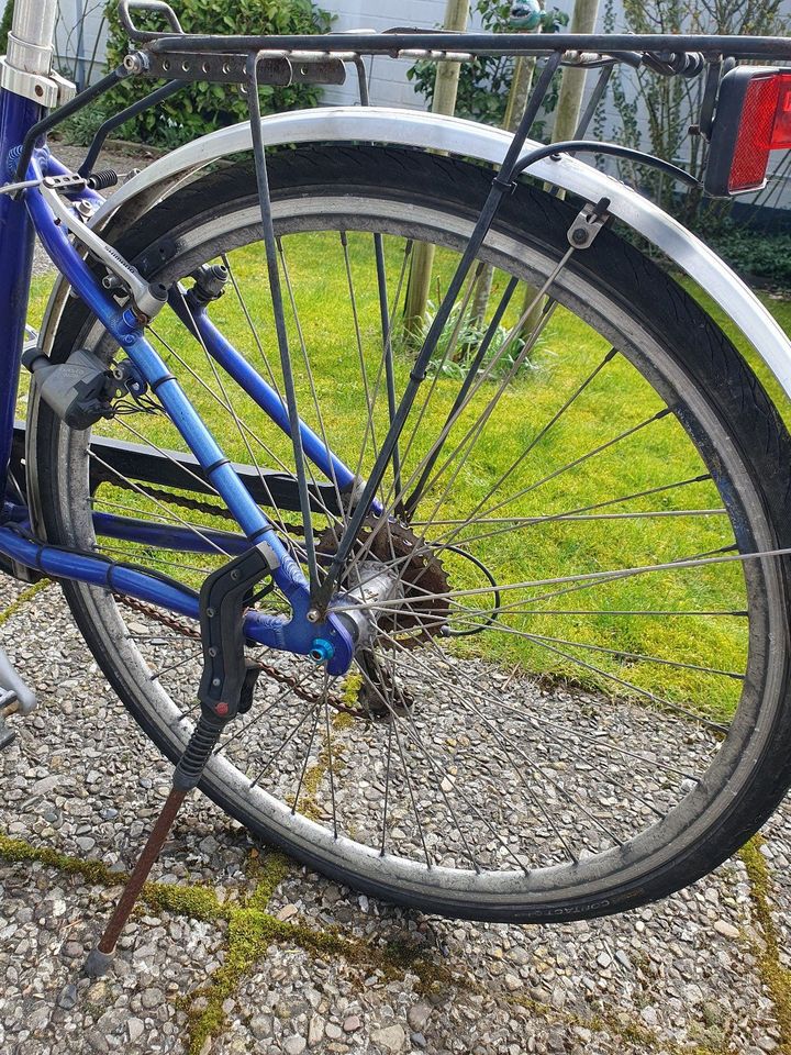 Gebrauchtes Damenfahrrad mit deutlichen Alterserscheinungen in Flensburg