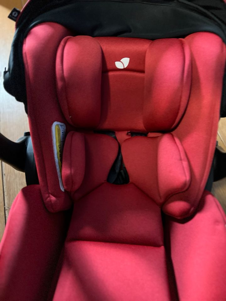 Joie Babyschale mit Isofix Station fürs Auto + Kuschelbezug in Mainhausen