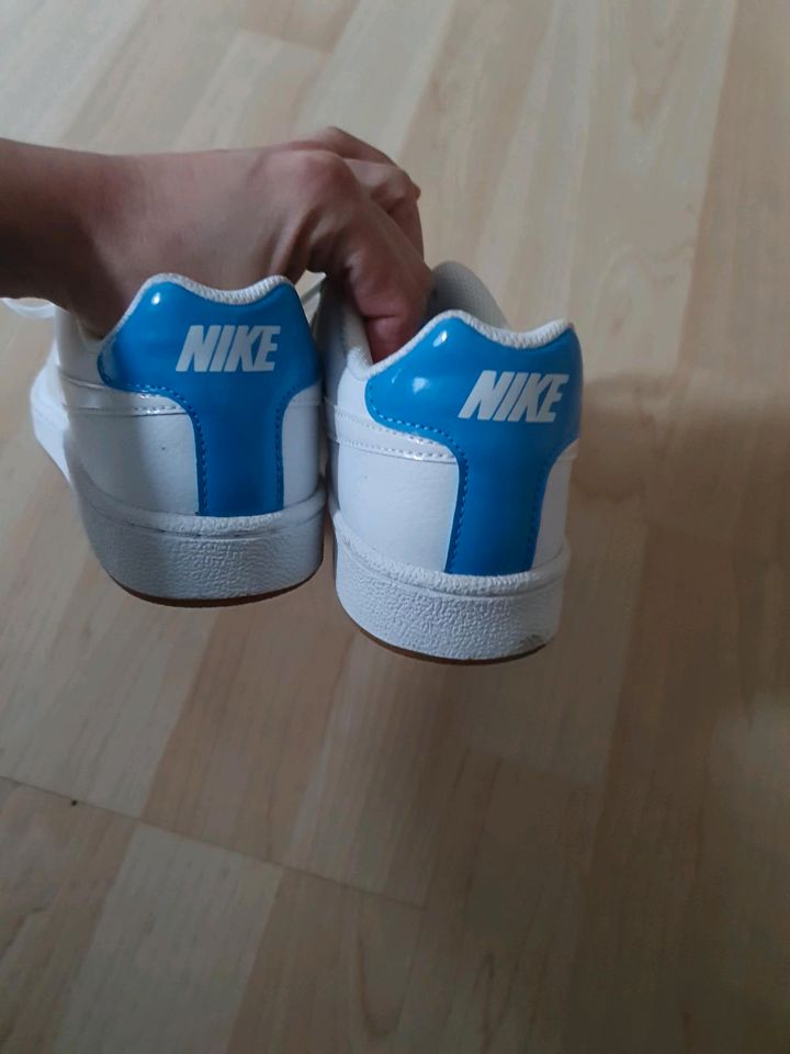 Nike Schuhe blau/weiß gr 38,5 in Hannover