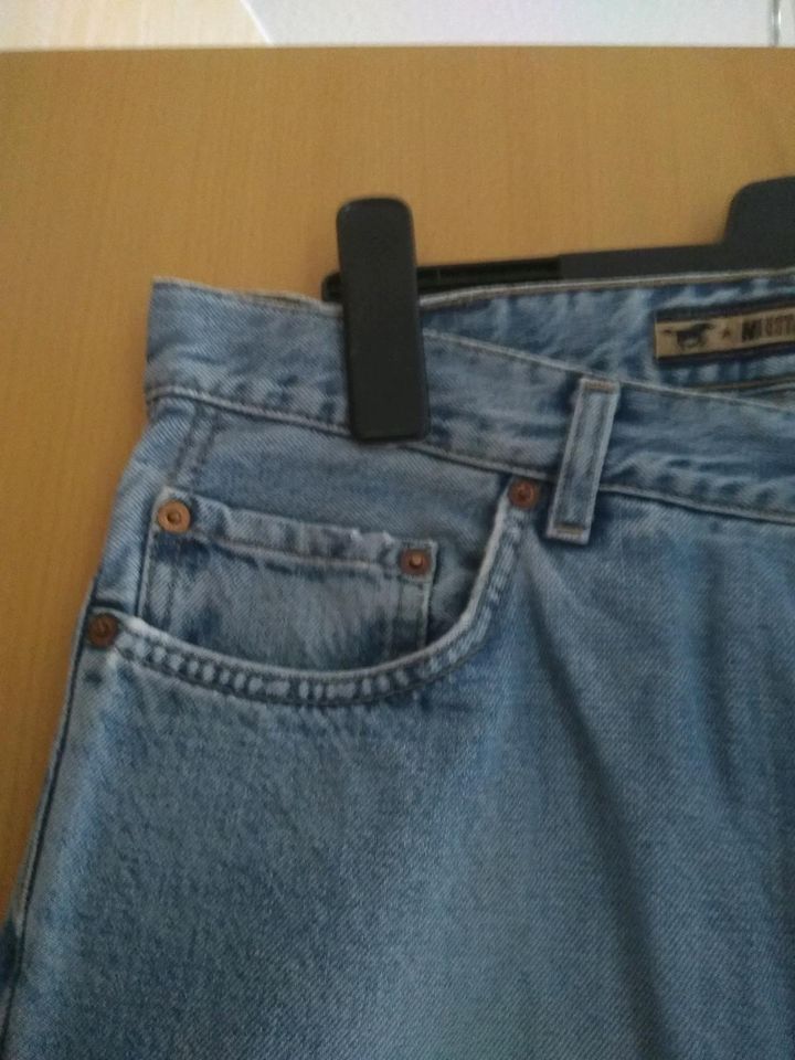 Hellblaue Herrenjeans Marke Mustang Gr. 34/32 in Salmtal