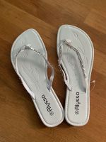 Neue Flip Flops Zehentreter Brautschuhe weiß Silber Gr. 39 Nordrhein-Westfalen - Plettenberg Vorschau