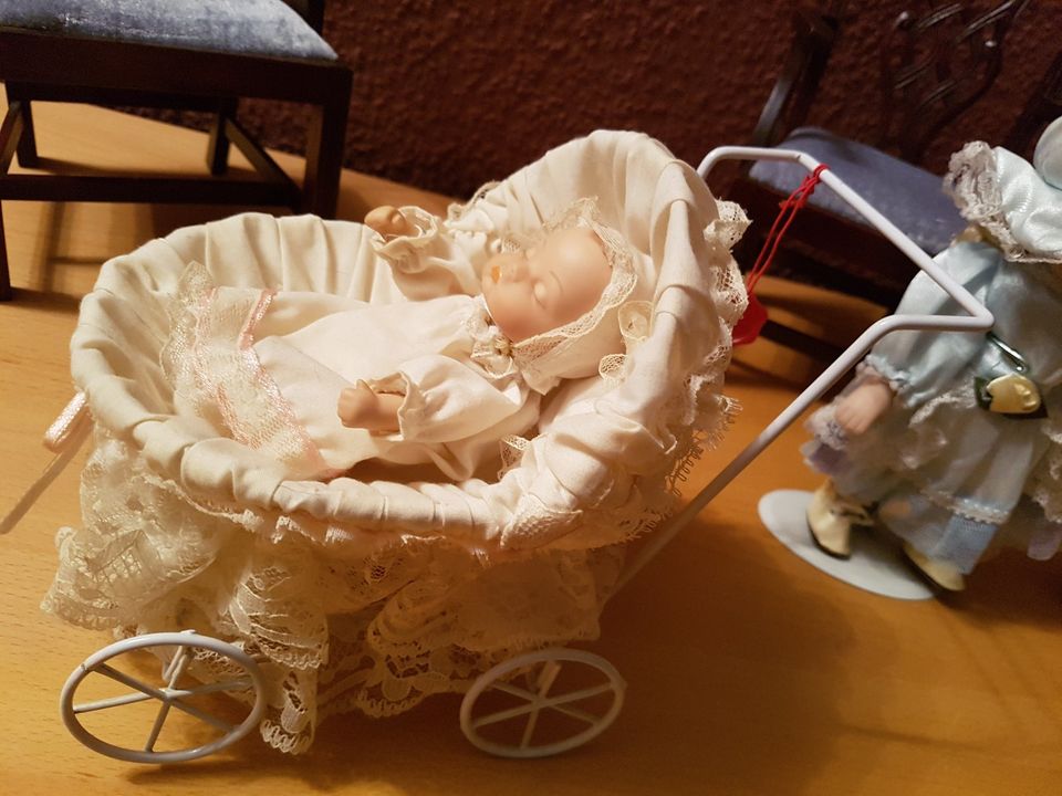 Puppe Krankenschwester Kinderwagen Janus Künstlerpuppe in Bellingen