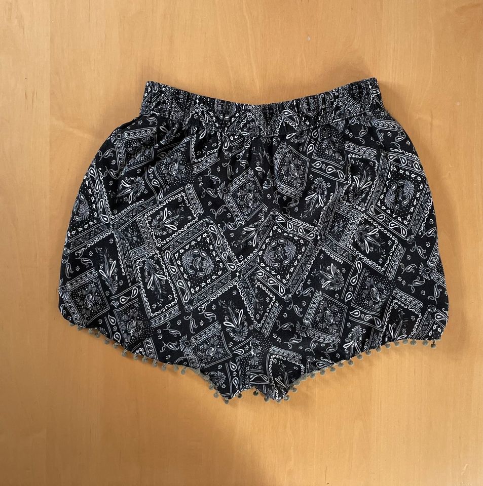 °H&M° Shorts kurze Hose schwarz Muster Gr. 38 in Hohenstein