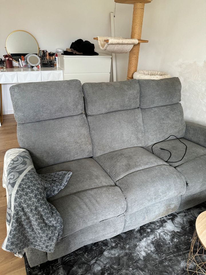 3 Sitzer Sofa manuell verstellbar nur noch diese Woche in Saarlouis