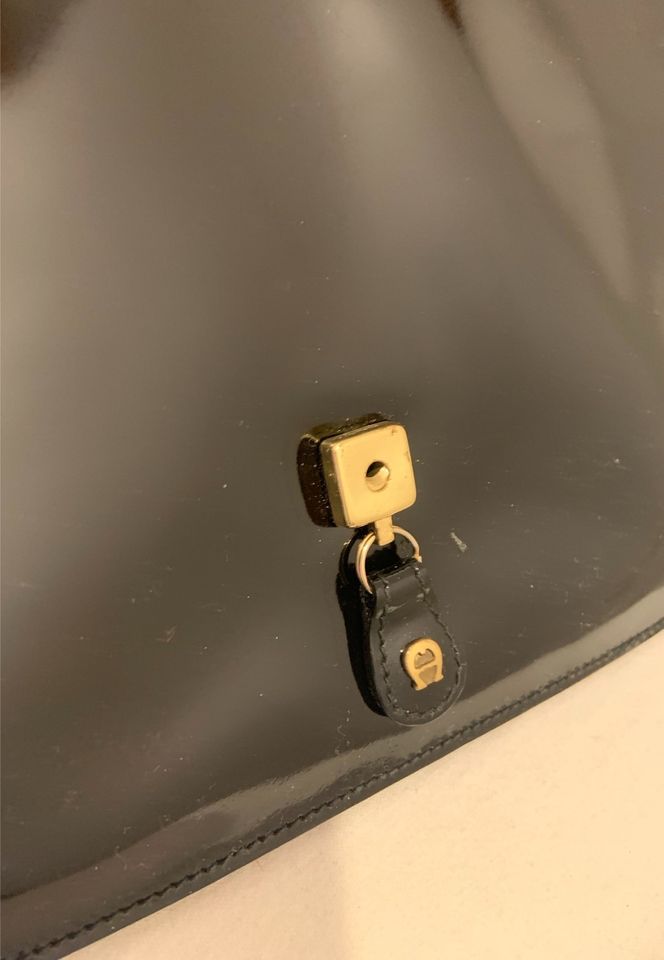 Aigner Tasche schwarz goldfarbene Details in München