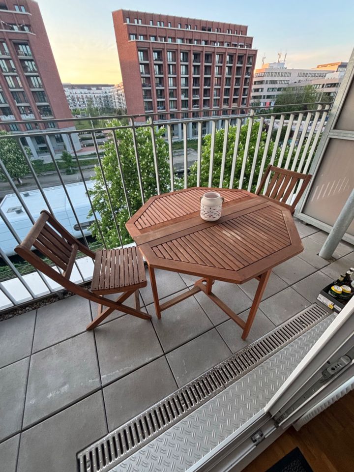 Klappbarer Esstisch mit zwei Stühlen in Hamburg