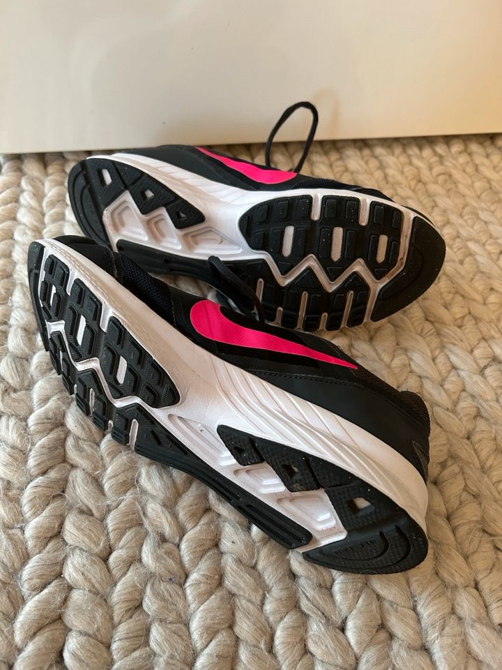 Nike Sportschuhe weiß schwarz pink Nike Air in Lorsch