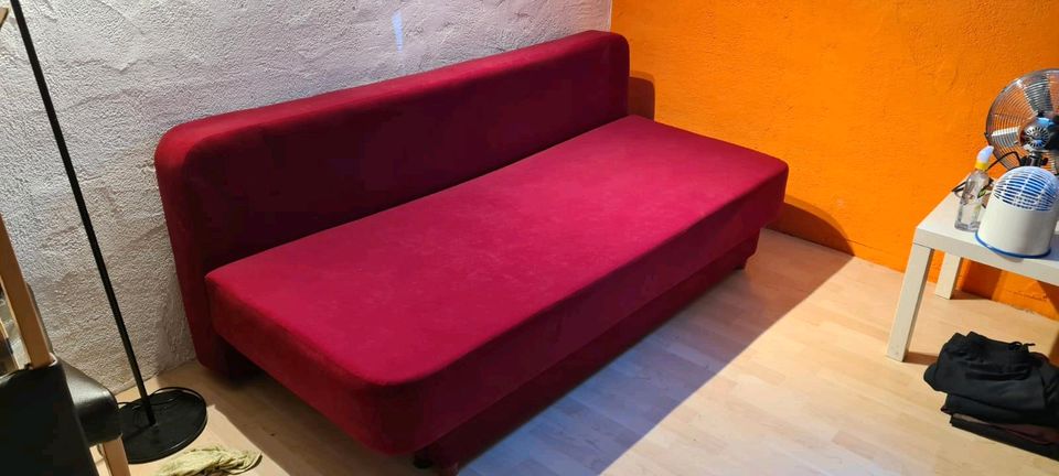 Rote Schlafcouch in Löhnberg