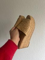 Neuwertig: Keilabsätze Bast Sommerkind ZARA Sandalen Hessen - Friedberg (Hessen) Vorschau