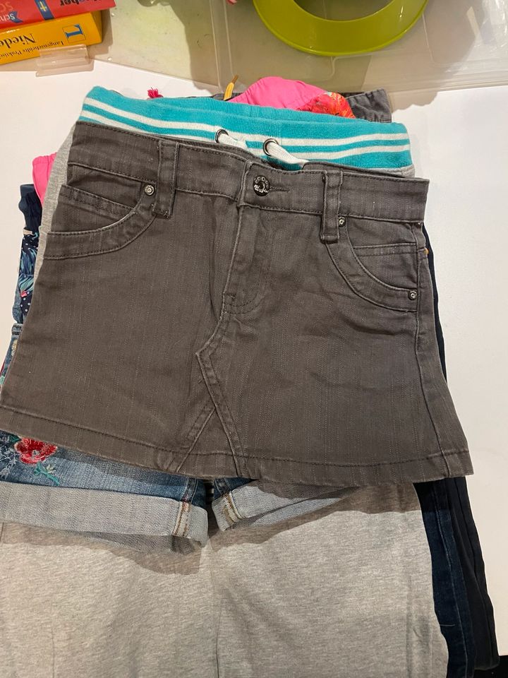 Kleiderpaket Mädchen kurze Hosen Shorts Sommerröcke in Rheine