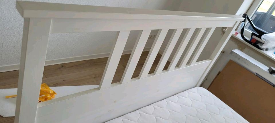 Ikea Hemnes Bett weiß gebeizt 140×200 mit Lattenrost u. Matratze in Wilhelmshaven